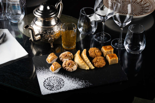 Plateau de pâtisseries marocaines